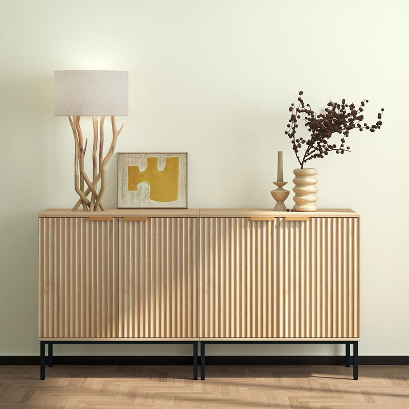 Buffet en bois cannelé avec portes et tablettes