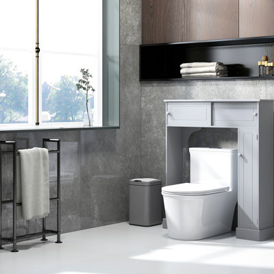 Tablette grise au-dessus de la toilette avec tablettes réglables et espace de salle de bain optimisé