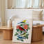 Toile, une magnifique illustration détaillée mettant en vedette quatre oiseaux vibrants perchés sur un mur, une branche délicate ornée d'une toile verte-796359920