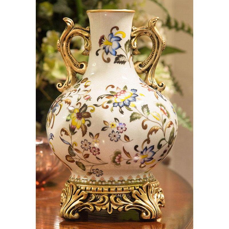 Vase européen en céramique avec poignées sculptées, H 12,6 po x l 7,9 po x P 7,9 po