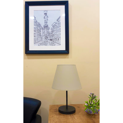 Lampe de table élégante avec pied en métal, beige et noir, 14,6 po x 8,7 po | Capuchon en polypropylène (hauteur du capuchon: 6,7 po, diamètre: 8,7 po en haut, 8,7 po en bas) | Prise E27 60 W maximum, câble 59,1 po, interrupteur marche / arrêt | Décoration intérieure moderne