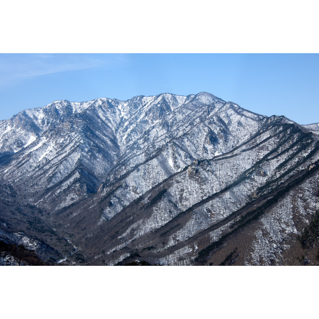 Winterlandschaft in Pyeongchang, Gangwon Provinz in Südkorea . by Leesungjae - No Frame Print on Canvas