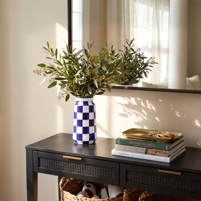Vase en céramique à damier, élément décoratif graphique bicolore pour fleurs et verdure dans l'entrée, le salon et la salle de bain