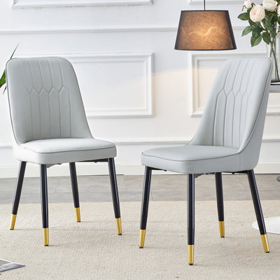 Chaises de salle à manger et de salon gris clair. Matériau en polyuréthane et pieds en métal, convenant à la cuisine