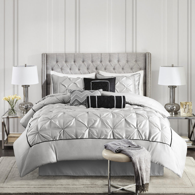 Ensemble de couette gris King 7 pièces - Élégance, comprenant 1 couette, 2 taies d'oreiller, 3 coussins décoratifs, 1 cache-sommier et un fer à vapeur pour éliminer les plis. Garnissage King, design délicat à capitonnage, lavable à la machine.