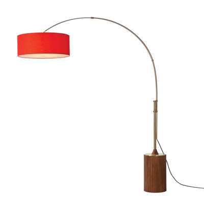 Lampe à arc 1 lumière H 92 po Tambo, abat-jour en lin rouge cramoisi, base en bois clair, laiton vieilli, à intensité variable, pour le salon ou la chambre à coucher