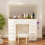 Bureau de meuble-lavabo 46 po avec 10 tiroirs, miroir de maquillage, tabouret, 3 modes d'éclairage, prise de courant, glissières silencieuses - grand port pratique éclairé pour chambre blanche, miroir personnalisable et charge