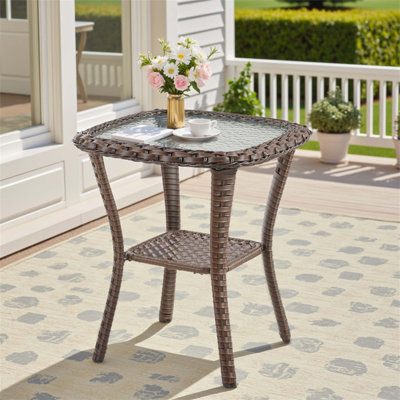 Table d'appoint durable en osier avec plateau en verre trempé et rangement à deux niveaux pour patio, balcon ou terrasse