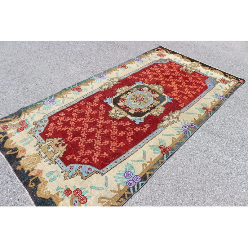 Grand tapis turc antique rouge avec des accents bohémiens subtils, idéal pour les chambres à coucher ou les espaces surdimensionnés