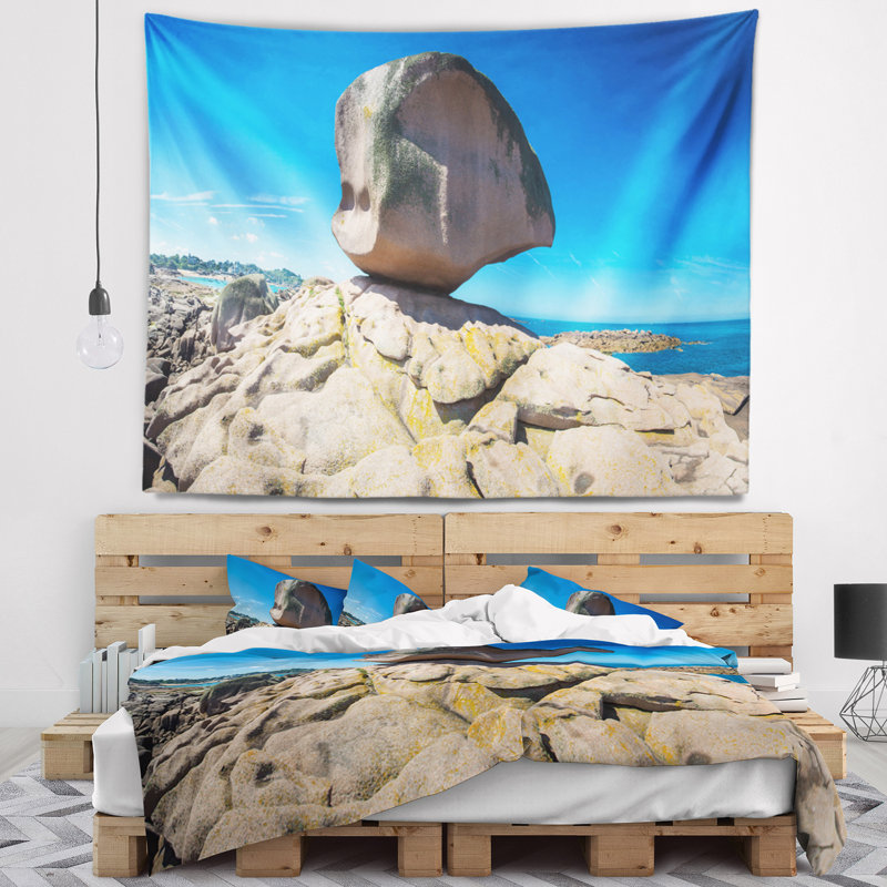 Pierre rose en polyester dans un tapisserie tregastel avec accessoires suspendus inclus, H 32 po x l 39 po