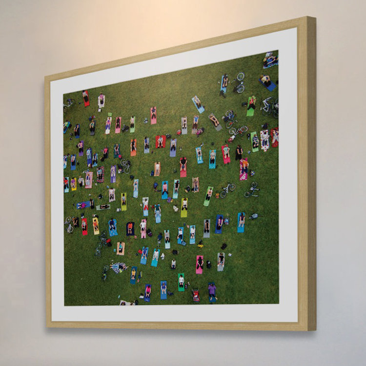 « people on serviettes » par karolis janulis, reproduction d’art encadrée, H 24 po x l 24 po