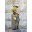 Figurine de sirène sirène assise sur un pilier océan