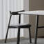 Ensemble de table et chaises de salle à manger rétro et confortable-110557941