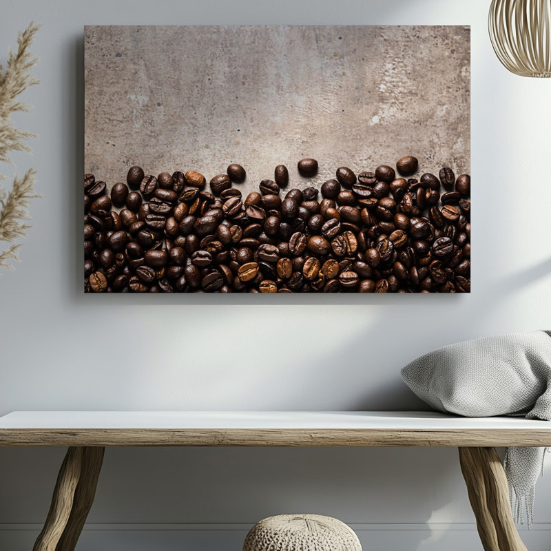 Toile, composition en gros plan avec un art mural sombre et dispersé de grains de café bruns disposés avec art le long du bord inférieur