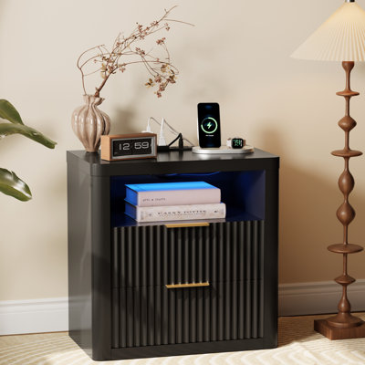 Table de chevet cannelée avec station de charge, table de chevet 24 po avec 2 tiroirs et tablette de rangement, éclairage à DEL RVB, table de chevet cannelée à bord arqué pour la chambre à coucher