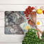 Planche à découper en verre bleue et grise avec détails argentés idéale pour les décors de cuisine contemporains-114446569