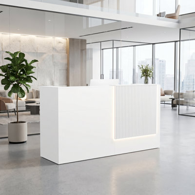 Bureau d'accueil moderne blanc en forme de L avec bande lumineuse DEL intégrée, prises électriques et tiroir verrouillable, idéal pour caisse, salon de coiffure, bureau ou comptoir d'accueil.