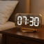 Réveil numérique avec affichage à miroir DEL, grande horloge de bureau avec deux ports de charge USB, luminosité réglable, fonction de répétition pour la chambre à coucher, le bureau et le salon (doré)