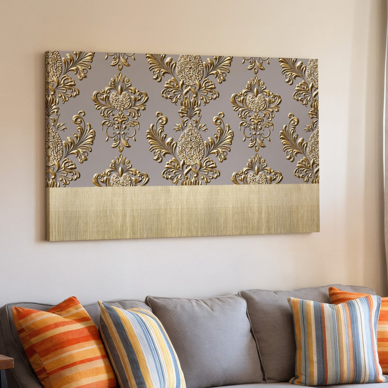 La toile crée un design de papier peint élégant avec un motif damassé complexe en or chatoyant contre un taupe doux