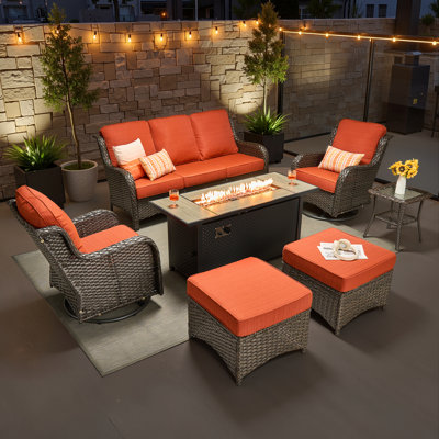 Ensemble de mobilier de patio en résine tressée 7 pièces avec table foyer au propane de 137 cm, canapé d'angle extérieur, fauteuils pivotants à bascule et poufs pour cour arrière, patio, véranda, bord de piscine et jardin.