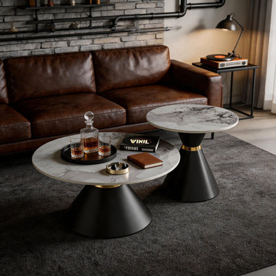 Ensemble de 2 tables basses rondes gigognes, tables basses en pierre frittée avec piédestal noir et anneau décoratif doré, tables d'appoint modernes et luxueuses pour petit salon