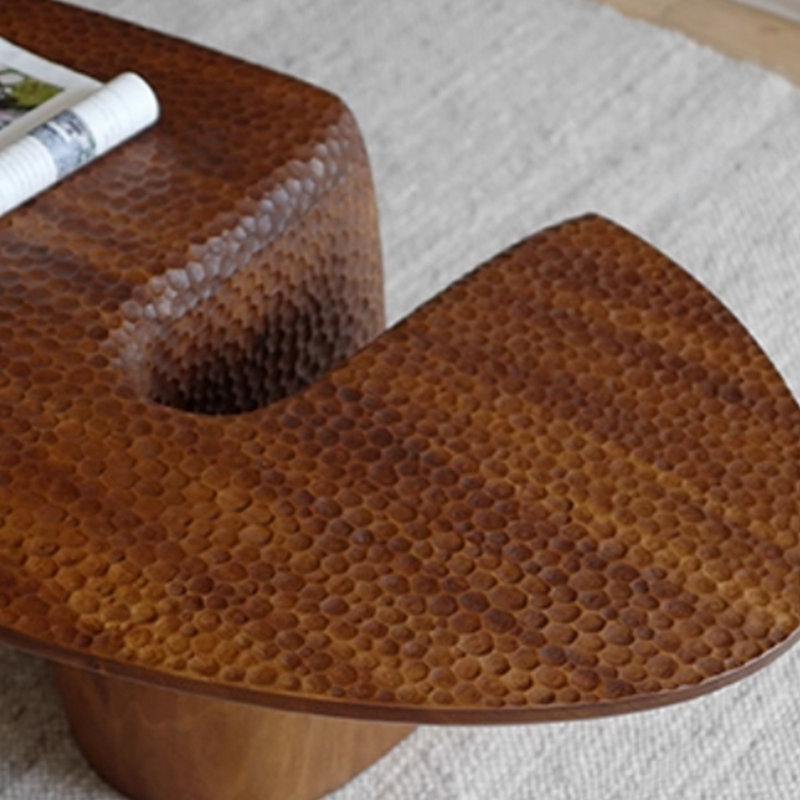 Table basse au design créatif d'inspiration moyen-âge, Brun