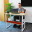 Bureau d'ordinateur moderne avec bibliothèque