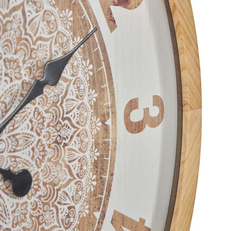 Horloge murale brune avec fond blanc