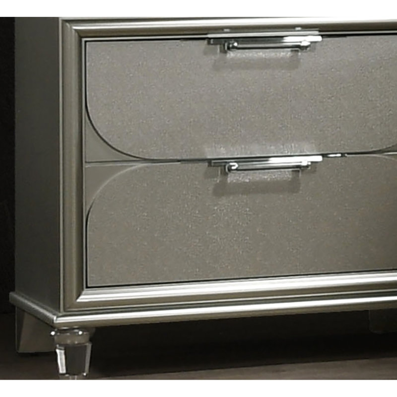 Classique, contemporain, argent, table de chevet, panneaux, glissières latérales en métal, table anglaise à 2 tiroirs avec pieds avant en acrylique et tiroir doublé de feutre pour la chambre à coucher