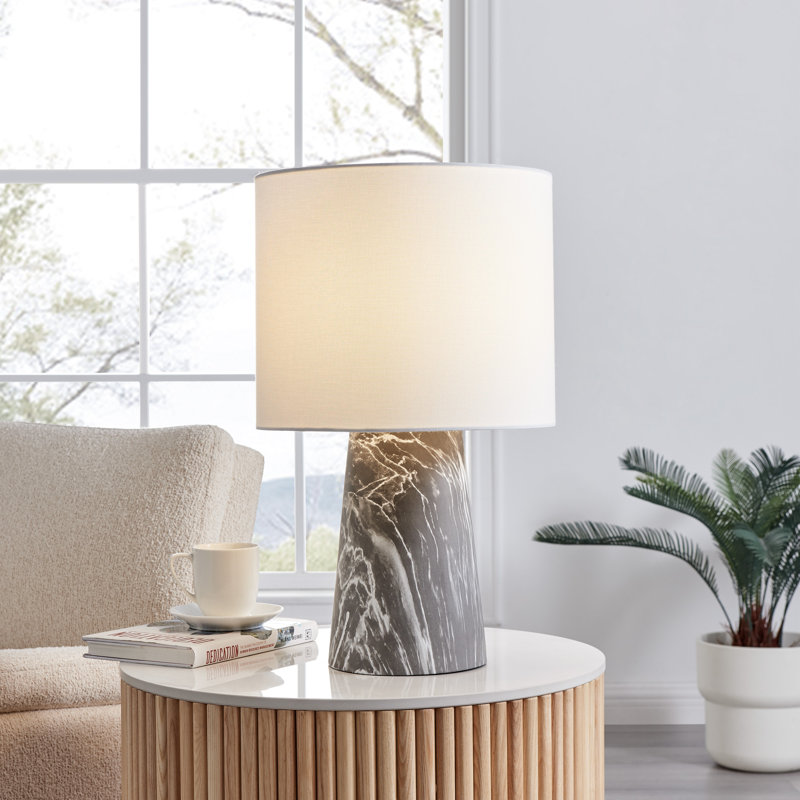 Lampe de table en résine Iarlaith, Noir, H 22,25 po x l 13 po x P 13 po