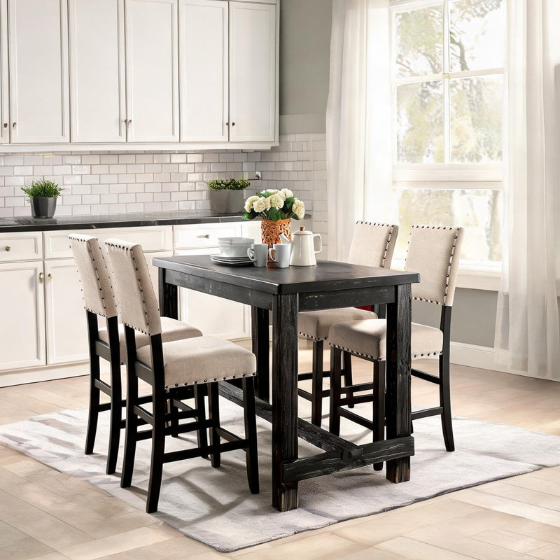 Ensemble de salle à manger à hauteur de comptoir avec 4 chaises, sièges rembourrés beiges et garniture cloutée, table en bois massif noir mat, rectangulaire de 60 pouces, style maison de campagne