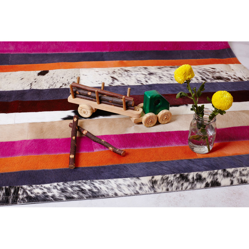 Nueva Raya rayé à la machine en cuir de vache rectangulaire 4 pi 6 po x 5 pi 9 po en rose / rouge / beige