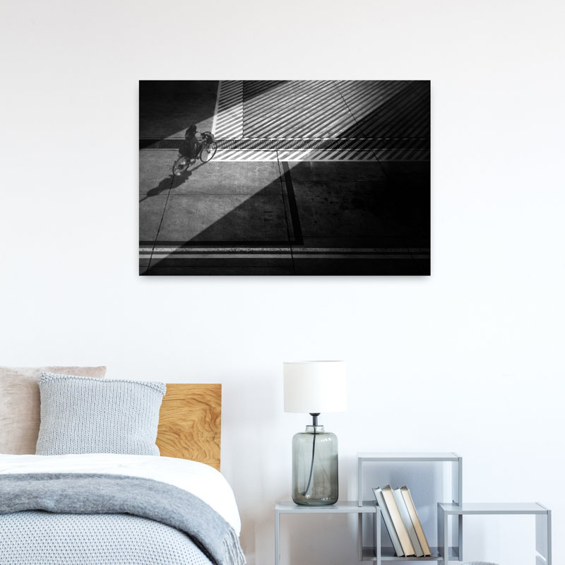 «Cyclist In Strong Shadows», impression d'art géométrique minimaliste de la ville, 24" H x 36" W