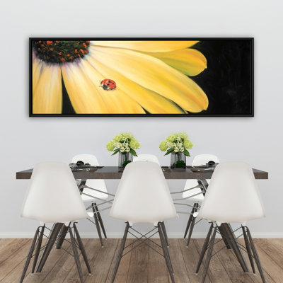 Marguerite jaune et coccinelle