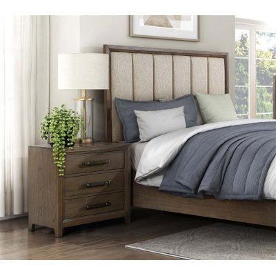 Table de chevet à 3 tiroirs de conception classique avec finition noyer foncé et fabrication en queue d'aronde pour un rangement élégant dans la chambre à coucher