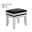 Ensemble de meuble-lavabo contemporain noir et blanc: miroir à trois volets, 14 ampoules, plateau de table en verre noir, tabouret rembourré et tiroirs doublés de feutre