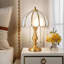 Petite lampe de table moderne en métal blanc avec abat-jour en verre pour le salon de la chambre à coucher, ampoule incluse