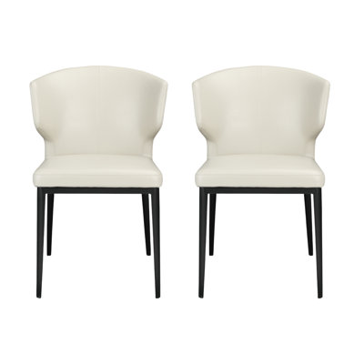 Ensemble de deux chaises d'appoint à oreilles en similicuir beige et noir