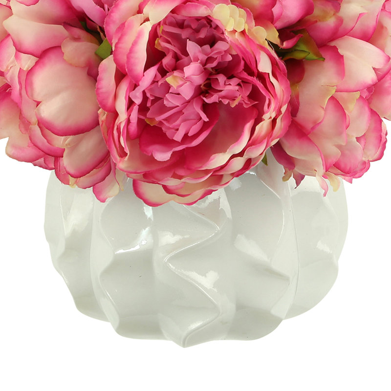 Arrangement de pivoines dans un pot en verre ondulé