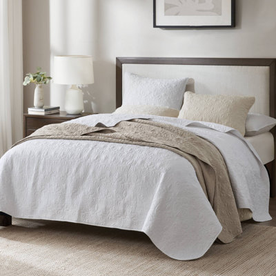 Quebec Reversible Quilt Set