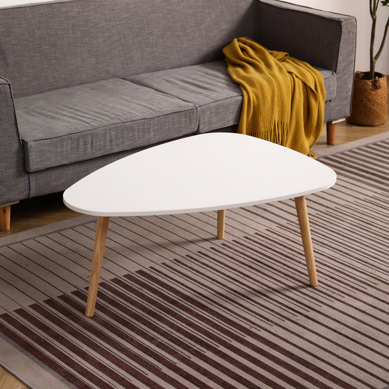 La table basse 900 en forme d'œuf, blanc et chêne, complète le style ovale du salon 900, élégante pour un usage quotidien
