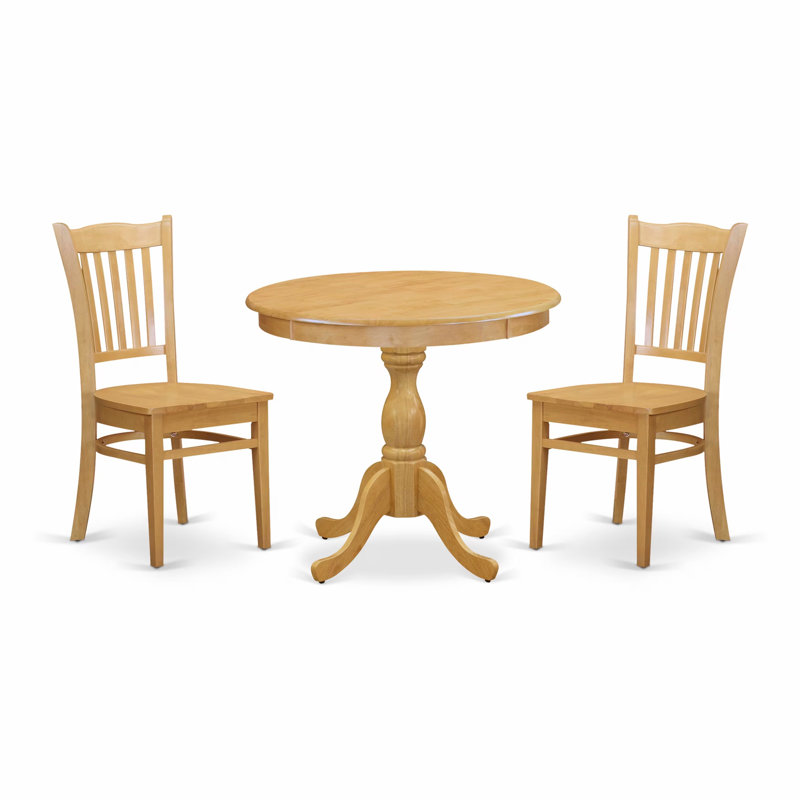 L'ensemble de table de salle à manger 3 pièces comprend 1 table de salle à manger à piédestal ronde et 2 chaises de salle à manger en chêne avec dossier à lattes - finition chêne