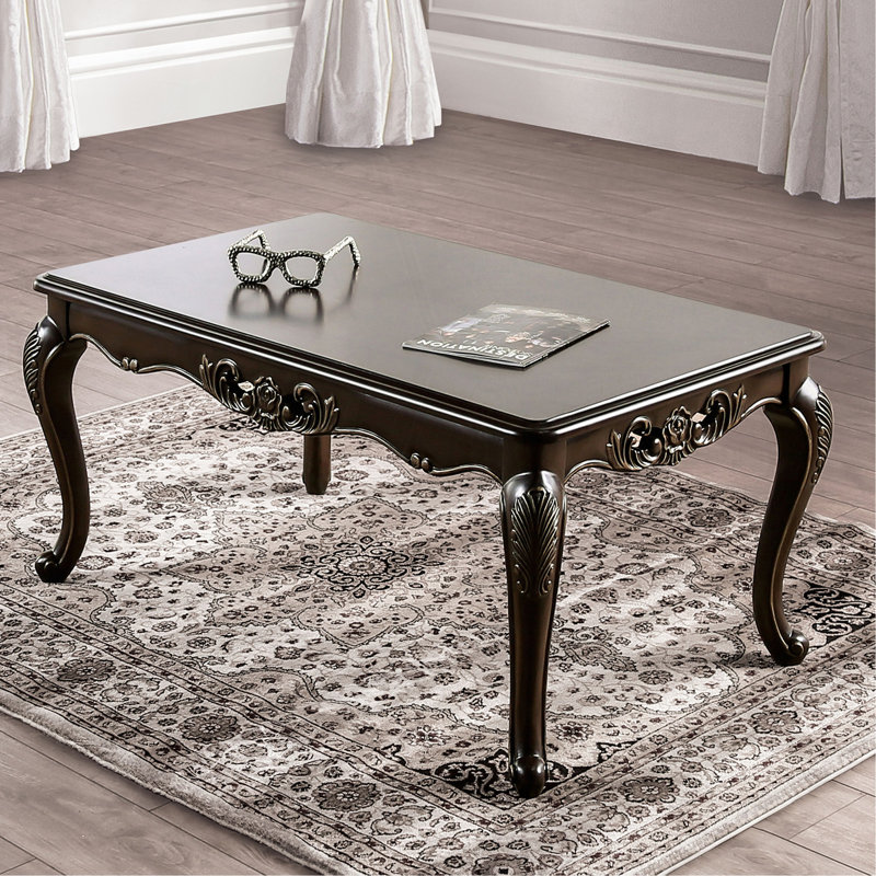 Table basse de style traditionnel avec pieds incurvés, design sculpté, structure en bois massif, finition Java