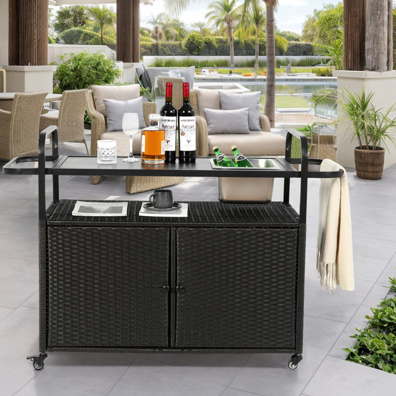 Table de bar d'extérieur: un chariot de bar en osier avec une armoire., Noir