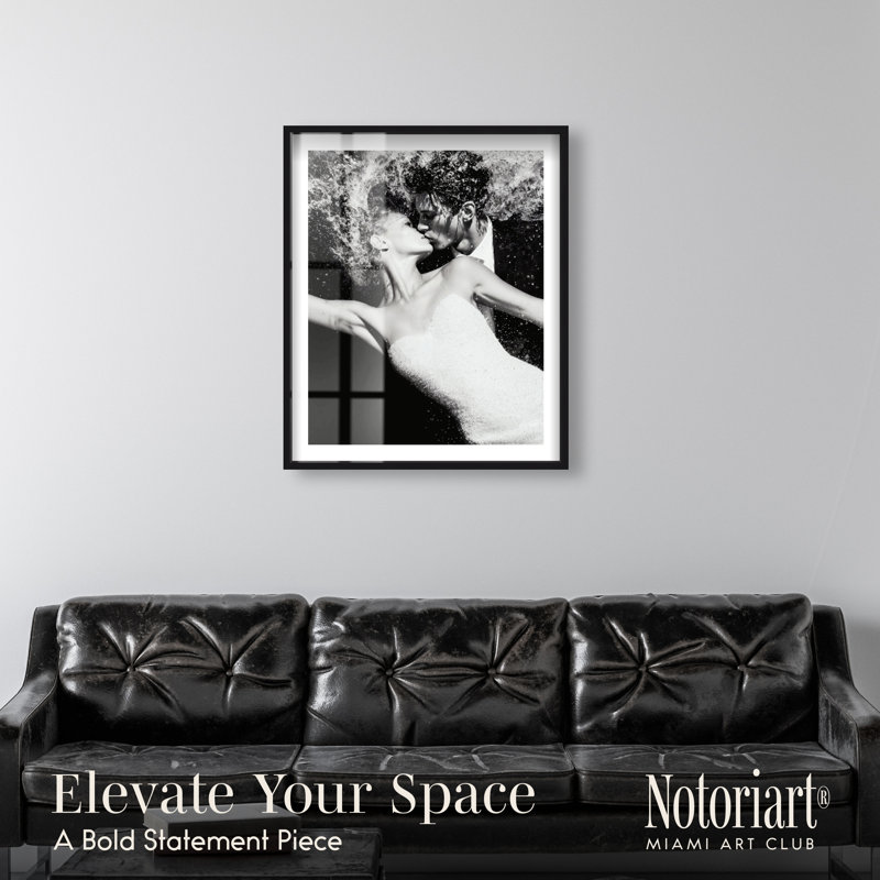 Art sous-marin «Underwater Kiss II» par Notoriart, cadre noir, 30 x 36, 37"H x 31"W, Cadre noir