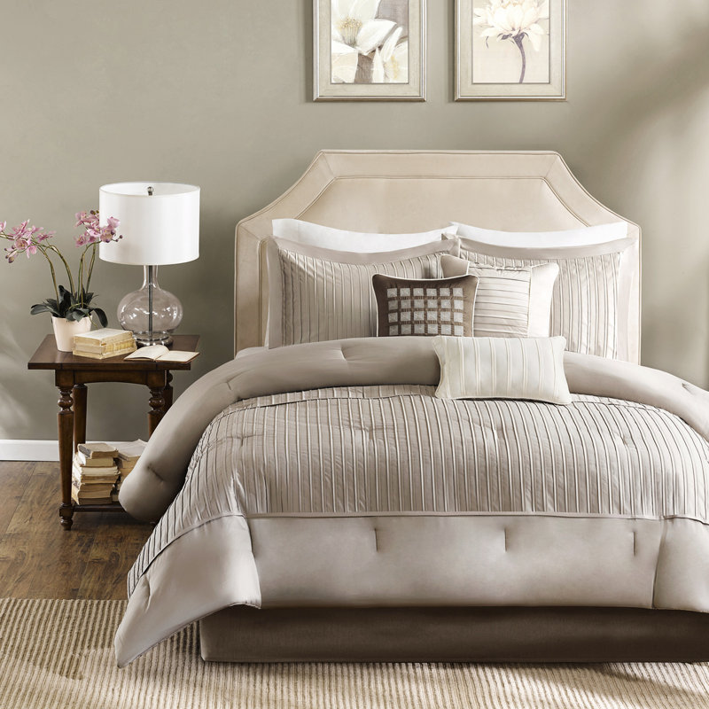 Édredon 7 pièces charmeuse taupe très grand, coussins décoratifs et texture douce et confortable