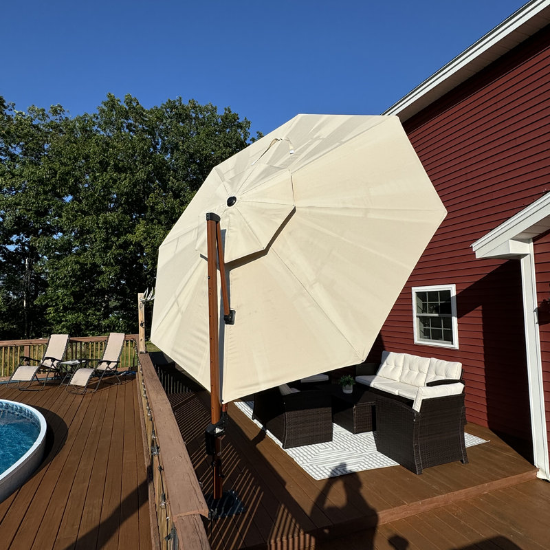 Parasol en porte-à-faux 120 po à motif de bois avec base en tôle d'acier, beige, Beige