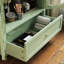 Rangement de salon moderne avec portes doubles en verre et tiroir en menthe. Matériau de qualité, cadre en bois massif, panneaux trempés. Système de tablettes réglables, espace pratique. 28 po x l 15 po x 38 po, 48,4 po