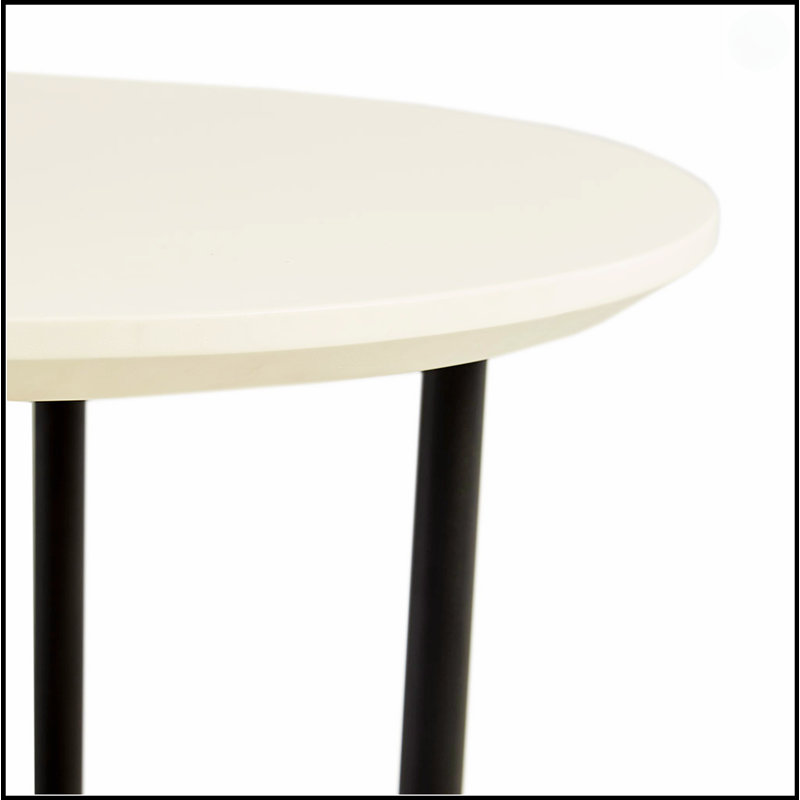 Élégante table de bout ovale avec plateau blanc et tablette naturelle pour les espaces de vie modernes