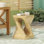 Table d'appoint en forme de torsion unique, texture semblable au bois, couleur naturelle, matériau, décoration intérieure / extérieure, pouvant accueillir de petites plantes, 11,89 po x 11,89 po x 17 po, aucune table de forme d'assemblage, teinte, construction, peut supporter un poids lourd